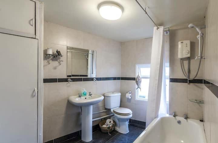 Manorbier Castle Inn Sunset Room Екстериор снимка